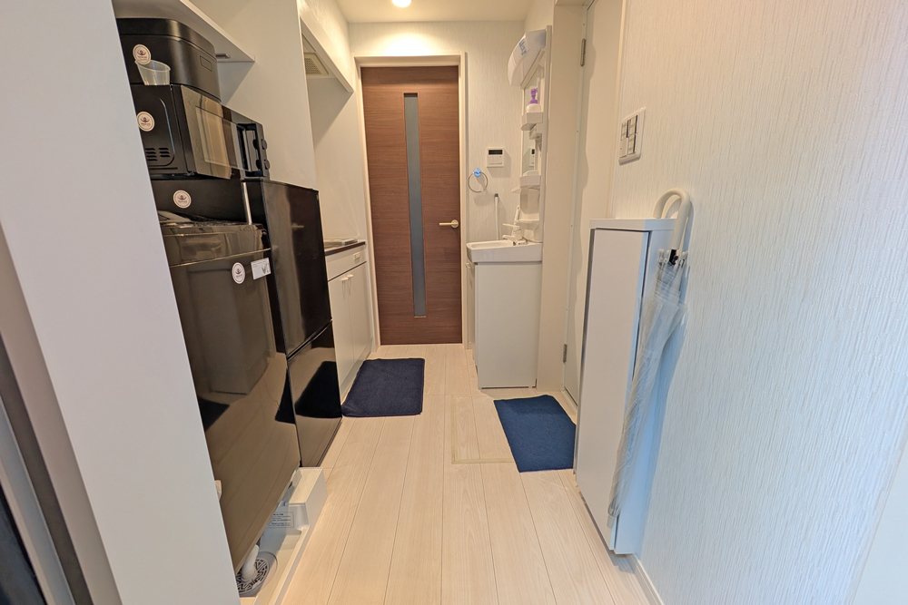 玄関とキッチン